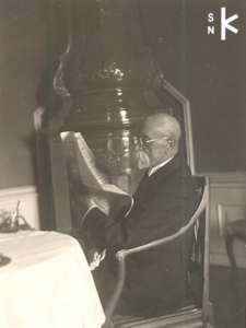 FOTO: Jozef Škultéty počas oddychu - aj v okuliaroch, ako číta noviny v Židlochoviciach na Morave, júl 1931 (Literárny archív SNK, prír. č. 2220/2006).